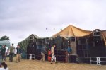 Tchéquie, teknival juillet 2002, 3 ballons devant le son des Konglomeiras (Fr) + Komatsu (Cz)